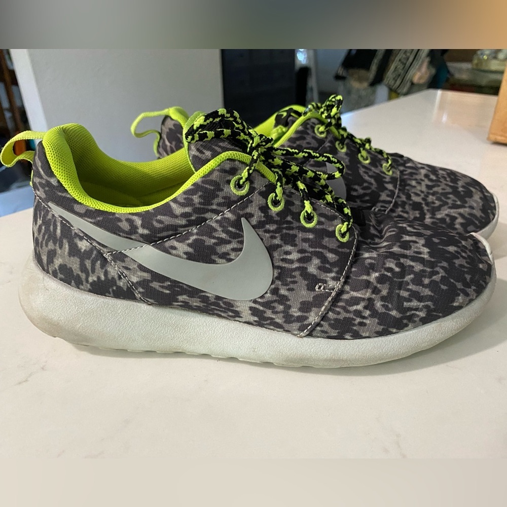 Nike Women's Roshe Run Print Gray Running Shoe Size 7